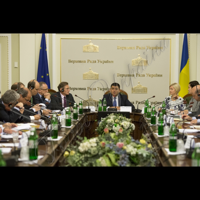 16 вересня 2015
Зустріч Голови Верховної Ради України Володимира Гройсмана з делегацією політико-безпекового комітету Європейського Союзу.
