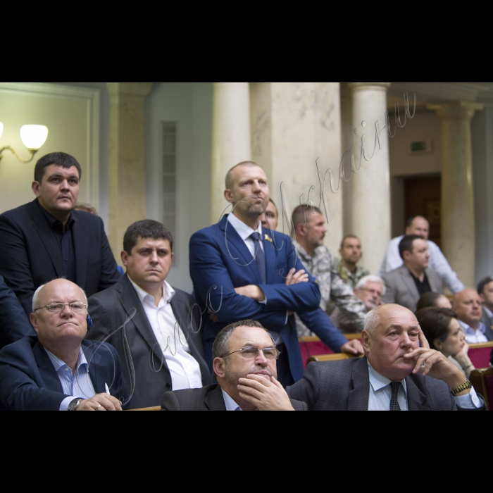 17 вересня 2015
Під час вечірнього пленарного зсідання Верховної Ради України Генеральний прокурор України, виступаючи з парламентської трибуни, продемонстрував фрагменти оперативного відео за участю народного депутата Ігоря Мосійчука. За підсумками переглянутого, він звернувся до Верховної Ради з проханням про дозвіл на притягнення даної особи до кримінальної відповідальності.
Верховна Рада України прийняла Постанову 