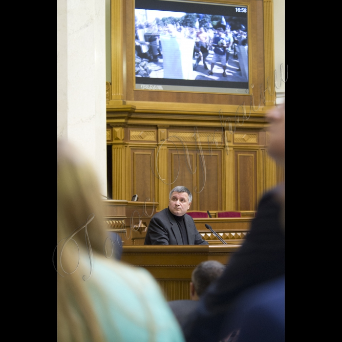 17 вересня 2015
Під час вечірнього пленарного зсідання Верховної Ради України Генеральний прокурор України, виступаючи з парламентської трибуни, продемонстрував фрагменти оперативного відео за участю народного депутата Ігоря Мосійчука. За підсумками переглянутого, він звернувся до Верховної Ради з проханням про дозвіл на притягнення даної особи до кримінальної відповідальності.
Верховна Рада України прийняла Постанову 