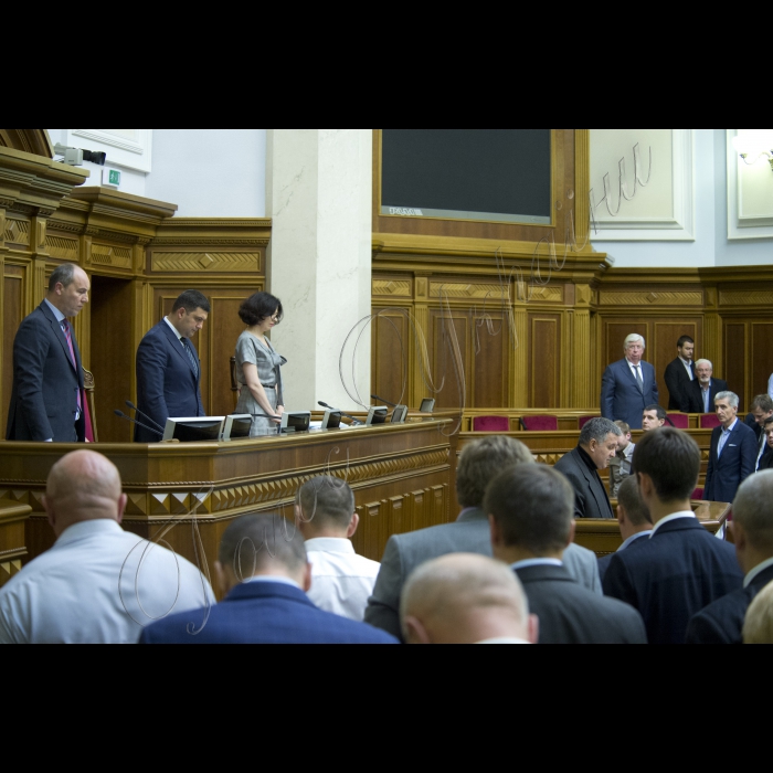17 вересня 2015
Під час вечірнього пленарного зсідання Верховної Ради України Генеральний прокурор України, виступаючи з парламентської трибуни, продемонстрував фрагменти оперативного відео за участю народного депутата Ігоря Мосійчука. За підсумками переглянутого, він звернувся до Верховної Ради з проханням про дозвіл на притягнення даної особи до кримінальної відповідальності.
Верховна Рада України прийняла Постанову 
