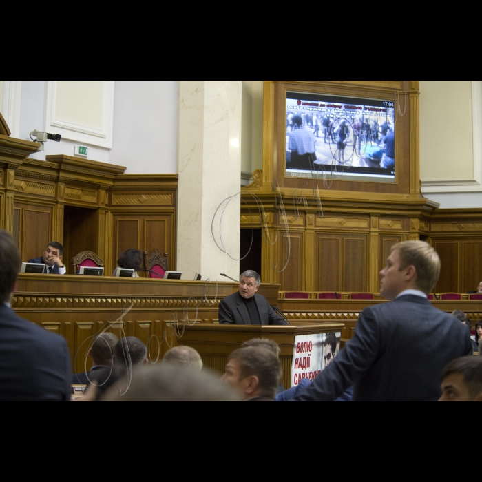 17 вересня 2015
Під час вечірнього пленарного зсідання Верховної Ради України Генеральний прокурор України, виступаючи з парламентської трибуни, продемонстрував фрагменти оперативного відео за участю народного депутата Ігоря Мосійчука. За підсумками переглянутого, він звернувся до Верховної Ради з проханням про дозвіл на притягнення даної особи до кримінальної відповідальності.
Верховна Рада України прийняла Постанову 