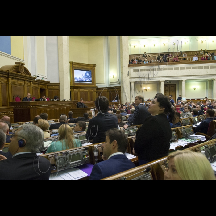 17 вересня 2015
Під час вечірнього пленарного зсідання Верховної Ради України Генеральний прокурор України, виступаючи з парламентської трибуни, продемонстрував фрагменти оперативного відео за участю народного депутата Ігоря Мосійчука. За підсумками переглянутого, він звернувся до Верховної Ради з проханням про дозвіл на притягнення даної особи до кримінальної відповідальності.
Верховна Рада України прийняла Постанову 
