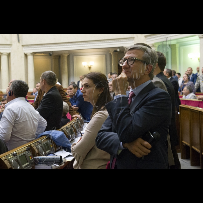 17 вересня 2015
Під час вечірнього пленарного зсідання Верховної Ради України Генеральний прокурор України, виступаючи з парламентської трибуни, продемонстрував фрагменти оперативного відео за участю народного депутата Ігоря Мосійчука. За підсумками переглянутого, він звернувся до Верховної Ради з проханням про дозвіл на притягнення даної особи до кримінальної відповідальності.
Верховна Рада України прийняла Постанову 