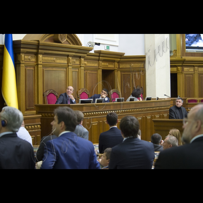 17 вересня 2015
Під час вечірнього пленарного зсідання Верховної Ради України Генеральний прокурор України, виступаючи з парламентської трибуни, продемонстрував фрагменти оперативного відео за участю народного депутата Ігоря Мосійчука. За підсумками переглянутого, він звернувся до Верховної Ради з проханням про дозвіл на притягнення даної особи до кримінальної відповідальності.
Верховна Рада України прийняла Постанову 