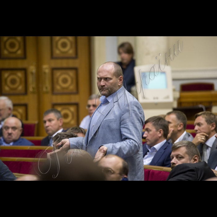 17 вересня 2015
Під час вечірнього пленарного зсідання Верховної Ради України Генеральний прокурор України, виступаючи з парламентської трибуни, продемонстрував фрагменти оперативного відео за участю народного депутата Ігоря Мосійчука. За підсумками переглянутого, він звернувся до Верховної Ради з проханням про дозвіл на притягнення даної особи до кримінальної відповідальності.
Верховна Рада України прийняла Постанову 