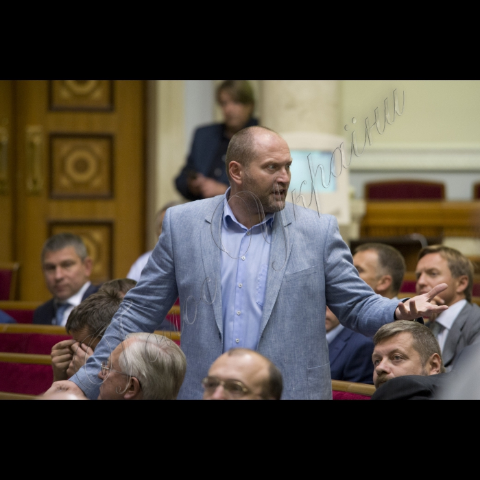 17 вересня 2015
Під час вечірнього пленарного зсідання Верховної Ради України Генеральний прокурор України, виступаючи з парламентської трибуни, продемонстрував фрагменти оперативного відео за участю народного депутата Ігоря Мосійчука. За підсумками переглянутого, він звернувся до Верховної Ради з проханням про дозвіл на притягнення даної особи до кримінальної відповідальності.
Верховна Рада України прийняла Постанову 
