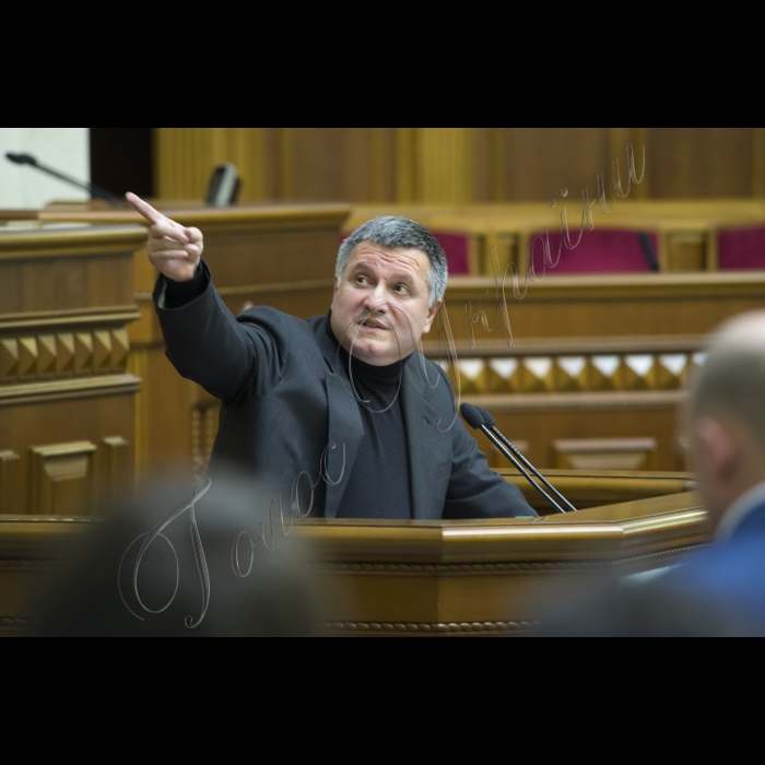 17 вересня 2015
Під час вечірнього пленарного зсідання Верховної Ради України Генеральний прокурор України, виступаючи з парламентської трибуни, продемонстрував фрагменти оперативного відео за участю народного депутата Ігоря Мосійчука. За підсумками переглянутого, він звернувся до Верховної Ради з проханням про дозвіл на притягнення даної особи до кримінальної відповідальності.
Верховна Рада України прийняла Постанову 