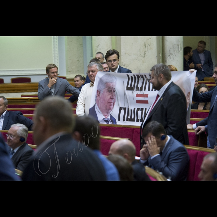 17 вересня 2015
Під час вечірнього пленарного зсідання Верховної Ради України Генеральний прокурор України, виступаючи з парламентської трибуни, продемонстрував фрагменти оперативного відео за участю народного депутата Ігоря Мосійчука. За підсумками переглянутого, він звернувся до Верховної Ради з проханням про дозвіл на притягнення даної особи до кримінальної відповідальності.
Верховна Рада України прийняла Постанову 