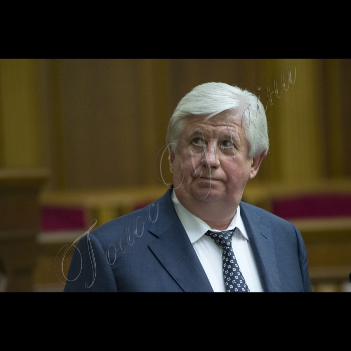 17 вересня 2015
Під час вечірнього пленарного зсідання Верховної Ради України Генеральний прокурор України, виступаючи з парламентської трибуни, продемонстрував фрагменти оперативного відео за участю народного депутата Ігоря Мосійчука. За підсумками переглянутого, він звернувся до Верховної Ради з проханням про дозвіл на притягнення даної особи до кримінальної відповідальності.
Верховна Рада України прийняла Постанову 