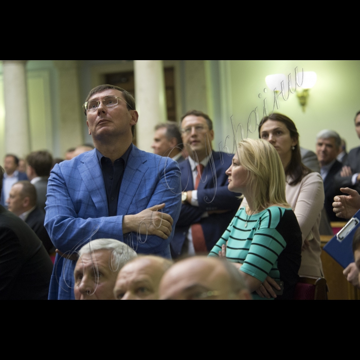 17 вересня 2015
Під час вечірнього пленарного зсідання Верховної Ради України Генеральний прокурор України, виступаючи з парламентської трибуни, продемонстрував фрагменти оперативного відео за участю народного депутата Ігоря Мосійчука. За підсумками переглянутого, він звернувся до Верховної Ради з проханням про дозвіл на притягнення даної особи до кримінальної відповідальності.
Верховна Рада України прийняла Постанову 