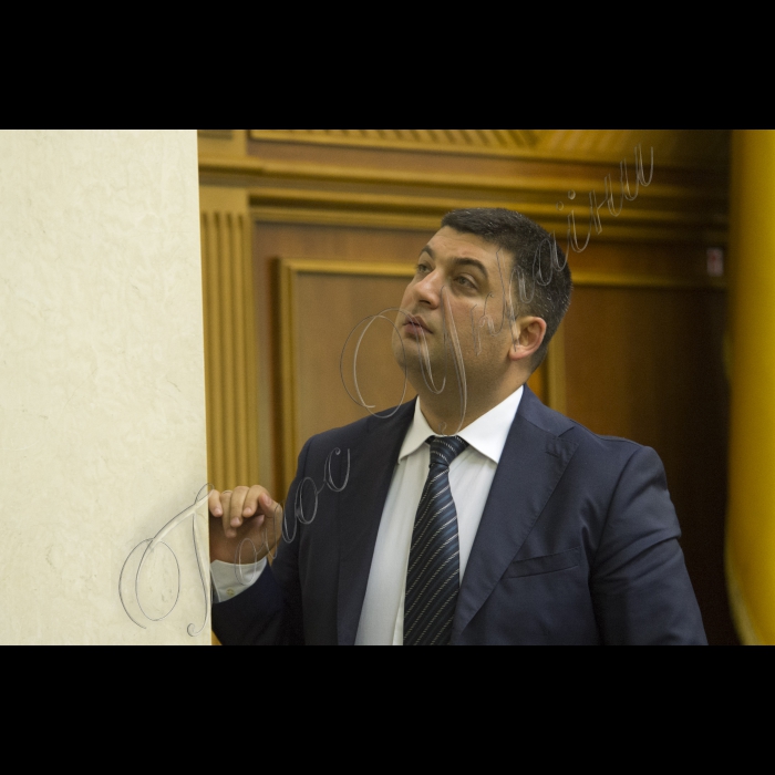 17 вересня 2015
Під час вечірнього пленарного зсідання Верховної Ради України Генеральний прокурор України, виступаючи з парламентської трибуни, продемонстрував фрагменти оперативного відео за участю народного депутата Ігоря Мосійчука. За підсумками переглянутого, він звернувся до Верховної Ради з проханням про дозвіл на притягнення даної особи до кримінальної відповідальності.
Верховна Рада України прийняла Постанову 