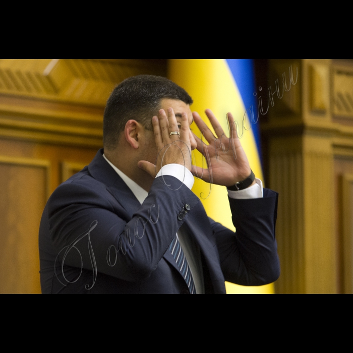 17 вересня 2015
Під час вечірнього пленарного зсідання Верховної Ради України Генеральний прокурор України, виступаючи з парламентської трибуни, продемонстрував фрагменти оперативного відео за участю народного депутата Ігоря Мосійчука. За підсумками переглянутого, він звернувся до Верховної Ради з проханням про дозвіл на притягнення даної особи до кримінальної відповідальності.
Верховна Рада України прийняла Постанову 