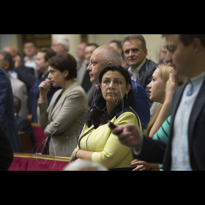 17 вересня 2015
Під час вечірнього пленарного зсідання Верховної Ради України Генеральний прокурор України, виступаючи з парламентської трибуни, продемонстрував фрагменти оперативного відео за участю народного депутата Ігоря Мосійчука. За підсумками переглянутого, він звернувся до Верховної Ради з проханням про дозвіл на притягнення даної особи до кримінальної відповідальності.
Верховна Рада України прийняла Постанову 