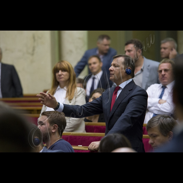 17 вересня 2015
Під час вечірнього пленарного зсідання Верховної Ради України Генеральний прокурор України, виступаючи з парламентської трибуни, продемонстрував фрагменти оперативного відео за участю народного депутата Ігоря Мосійчука. За підсумками переглянутого, він звернувся до Верховної Ради з проханням про дозвіл на притягнення даної особи до кримінальної відповідальності.
Верховна Рада України прийняла Постанову 