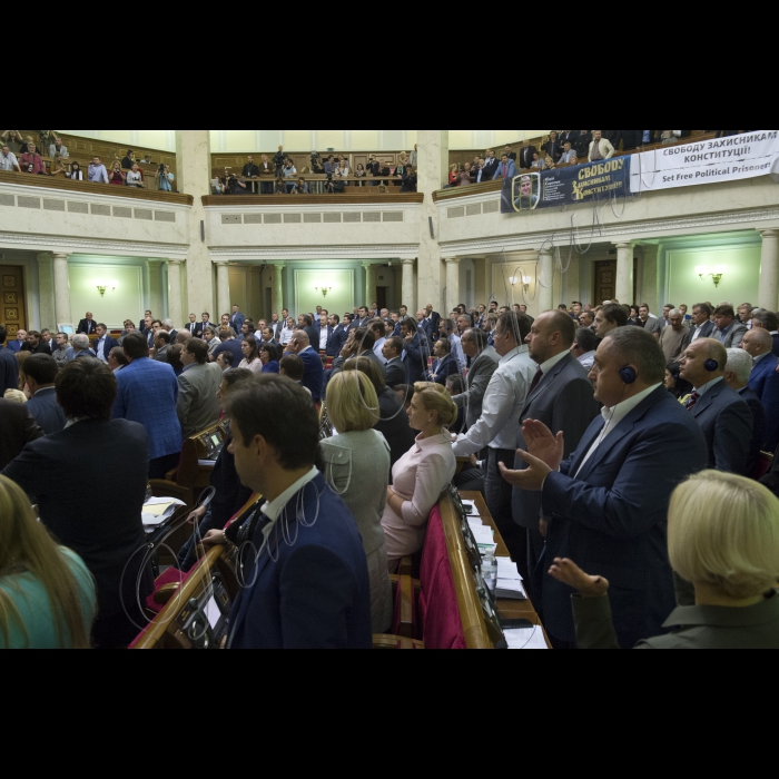 17 вересня 2015
Під час вечірнього пленарного зсідання Верховної Ради України Генеральний прокурор України, виступаючи з парламентської трибуни, продемонстрував фрагменти оперативного відео за участю народного депутата Ігоря Мосійчука. За підсумками переглянутого, він звернувся до Верховної Ради з проханням про дозвіл на притягнення даної особи до кримінальної відповідальності.
Верховна Рада України прийняла Постанову 
