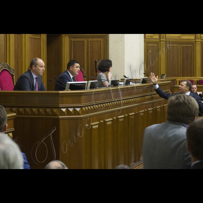 17 вересня 2015
Під час вечірнього пленарного зсідання Верховної Ради України Генеральний прокурор України, виступаючи з парламентської трибуни, продемонстрував фрагменти оперативного відео за участю народного депутата Ігоря Мосійчука. За підсумками переглянутого, він звернувся до Верховної Ради з проханням про дозвіл на притягнення даної особи до кримінальної відповідальності.
Верховна Рада України прийняла Постанову 