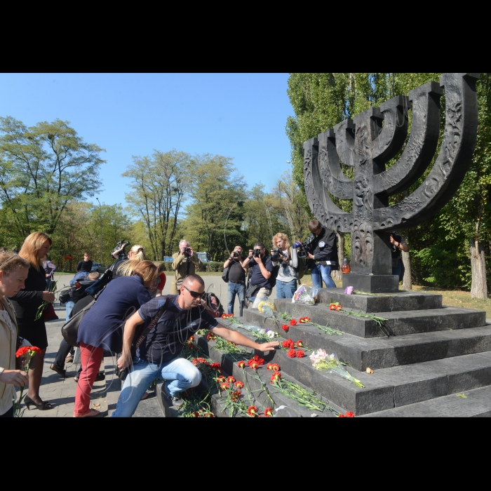 До 74-ї річниці з дня трагедії Бабиного Яру відбулася траурна хода «Дорогою смерті» від Пам’ятного знаку біля Мотозаводу, що на перехресті вулиць Мельникова і Дорогожицької до пам’ятника «Мінора», та мітинг пам’яті біля пам’ятника «Мінора».