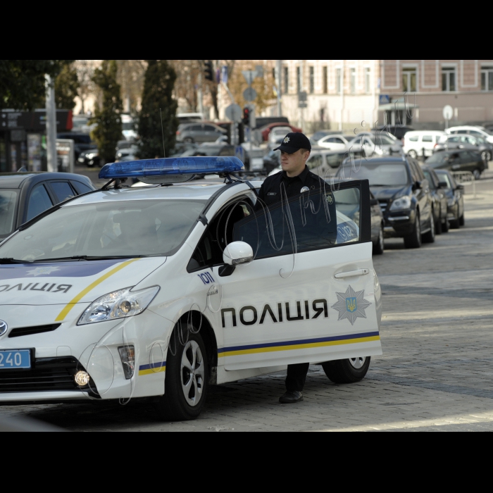 В Києві , на площі біля Михайлівського Золотоверхого монастиря відбулась акція «Будуємо Простір Миру», під час якої учасники, дають старт безстроковому марафону «Простір Миру» на порталі «Громадський Простір». Цю об’єднуючу акцію провели активісти Громадської організації «ІАЦ Громадський простір» та ініціативи «Сотня Янголів» за підтримки Михайлівського Золотоверхого монастиря.