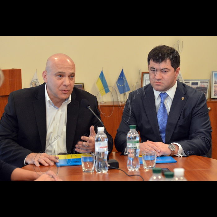 Угоду про співпрацю між Інститутом законодавства Верховної Ради України та Державною фіскальною службою України підписали директор інституту, член-кореспондент НАН України Олександр Копиленко і голова служби Роман Насіров. Угода передбачає створення «Центру митного та податкового законодавства», який забезпечуватиме співпрацю закладів щодо спільної науково-дослідної й експертної діяльності. Робота тимчасового творчого колективу є однією з ланок реалізації плану законодавчого забезпечення реформ, який ухвалила Верховна Рада за ініціативи Голови ВР Володимира Гройсмана. На фото: директор Інституту законодавства Верховної Ради України член-кореспондент НАН України Олександр Копиленко та голова Державної фіскальної служби України Роман Насіров.