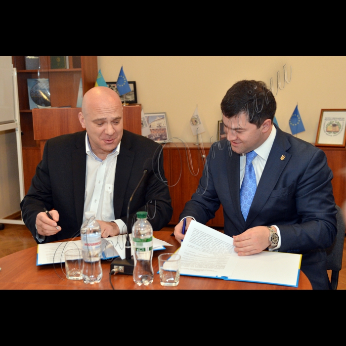 Угоду про співпрацю між Інститутом законодавства Верховної Ради України та Державною фіскальною службою України підписали директор інституту, член-кореспондент НАН України Олександр Копиленко і голова служби Роман Насіров. Угода передбачає створення «Центру митного та податкового законодавства», який забезпечуватиме співпрацю закладів щодо спільної науково-дослідної й експертної діяльності. Робота тимчасового творчого колективу є однією з ланок реалізації плану законодавчого забезпечення реформ, який ухвалила Верховна Рада за ініціативи Голови ВР Володимира Гройсмана. На фото: директор Інституту законодавства Верховної Ради України член-кореспондент НАН України Олександр Копиленко та голова Державної фіскальної служби України Роман Насіров.