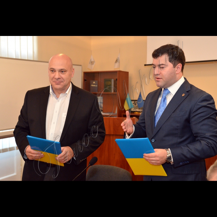 Угоду про співпрацю між Інститутом законодавства Верховної Ради України та Державною фіскальною службою України підписали директор інституту, член-кореспондент НАН України Олександр Копиленко і голова служби Роман Насіров. Угода передбачає створення «Центру митного та податкового законодавства», який забезпечуватиме співпрацю закладів щодо спільної науково-дослідної й експертної діяльності. Робота тимчасового творчого колективу є однією з ланок реалізації плану законодавчого забезпечення реформ, який ухвалила Верховна Рада за ініціативи Голови ВР Володимира Гройсмана. На фото: директор Інституту законодавства Верховної Ради України член-кореспондент НАН України Олександр Копиленко та голова Державної фіскальної служби України Роман Насіров.