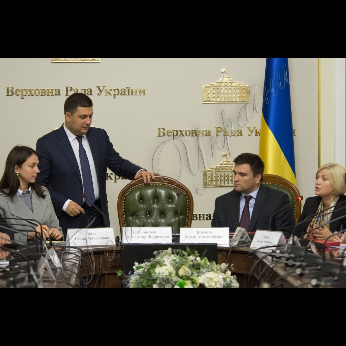 Голова ВР України Володимир Гройсман взяв участь у спільній нараді Комітетів у закордонних справах та з питань європейської інтеграції за участю голів постійних делегацій України в Парламентській Асамблеї Ради Європи, ПА НАТО, ПА ОБСЄ, ПАЧЕС, ПА Євронест, Парламентському Комітеті асоціації Україна - ЄС та керівників депутатських груп із міжпарламентських зв’язків із зарубіжними країнами. Голова Комітету Верховної Ради України у закордонних справах  Ганна Гопко, Голова ВР України Володимир Гройсман, міністр закордонних справ України Павло Клімкін, Голова Комітету Верховної Ради України з питань європейської інтеграції Ірина Геращенко.