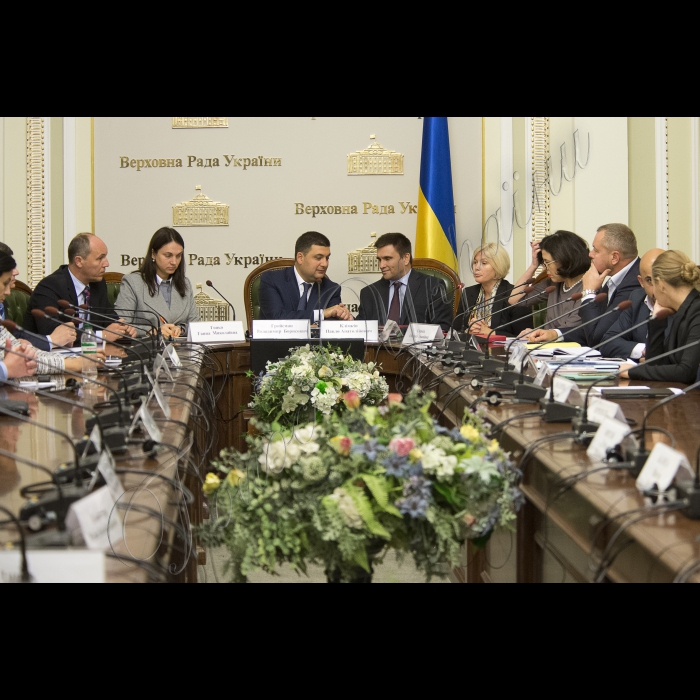 Голова ВР України Володимир Гройсман взяв участь у спільній нараді Комітетів у закордонних справах та з питань європейської інтеграції за участю голів постійних делегацій України в Парламентській Асамблеї Ради Європи, ПА НАТО, ПА ОБСЄ, ПАЧЕС, ПА Євронест, Парламентському Комітеті асоціації Україна - ЄС та керівників депутатських груп із міжпарламентських зв’язків із зарубіжними країнами. В центрі - Перший заступник Голови ВР України Андрій Парубій, Голова Комітету Верховної Ради України у закордонних справах  Ганна Гопко, Голова ВР України Володимир Гройсман, міністр закордонних справ України Павло Клімкін, Голова Комітету Верховної Ради України з питань європейської інтеграції Ірина Геращенко, заступник Голови Верховної Ради України Оксана Сирїд.