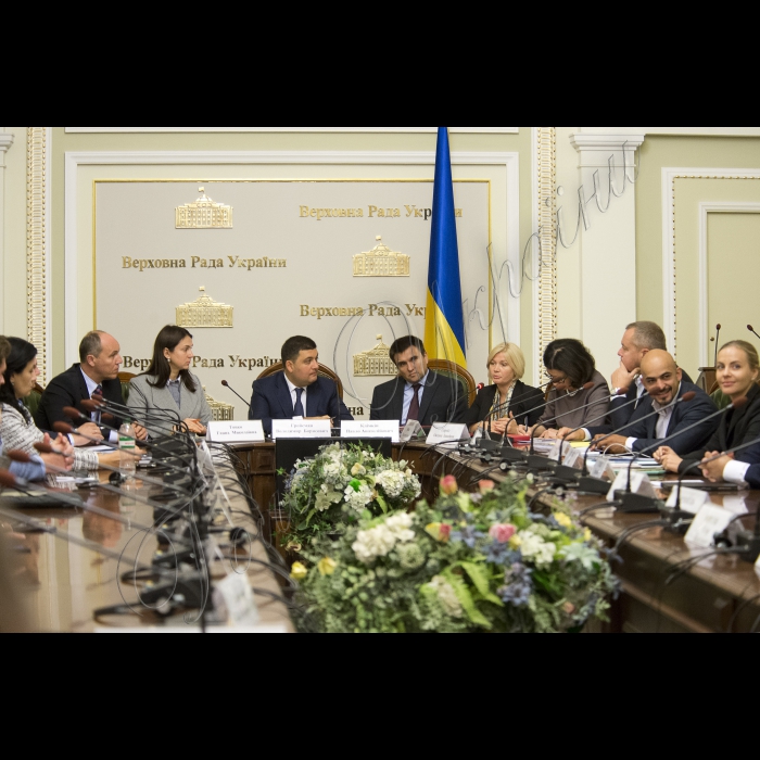 Голова ВР України Володимир Гройсман взяв участь у спільній нараді Комітетів у закордонних справах та з питань європейської інтеграції за участю голів постійних делегацій України в Парламентській Асамблеї Ради Європи, ПА НАТО, ПА ОБСЄ, ПАЧЕС, ПА Євронест, Парламентському Комітеті асоціації Україна - ЄС та керівників депутатських груп із міжпарламентських зв’язків із зарубіжними країнами. В центрі - Перший заступник Голови ВР України Андрій Парубій, Голова Комітету Верховної Ради України у закордонних справах  Ганна Гопко, Голова ВР України Володимир Гройсман, міністр закордонних справ України Павло Клімкін, Голова Комітету Верховної Ради України з питань європейської інтеграції Ірина Геращенко, заступник Голови Верховної Ради України Оксана Сирїд.