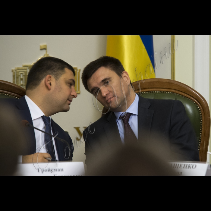 Голова ВР України Володимир Гройсман взяв участь у спільній нараді Комітетів у закордонних справах та з питань європейської інтеграції за участю голів постійних делегацій України в Парламентській Асамблеї Ради Європи, ПА НАТО, ПА ОБСЄ, ПАЧЕС, ПА Євронест, Парламентському Комітеті асоціації Україна - ЄС та керівників депутатських груп із міжпарламентських зв’язків із зарубіжними країнами. Голова ВР України Володимир Гройсман, міністр закордонних справ України Павло Клімкін.