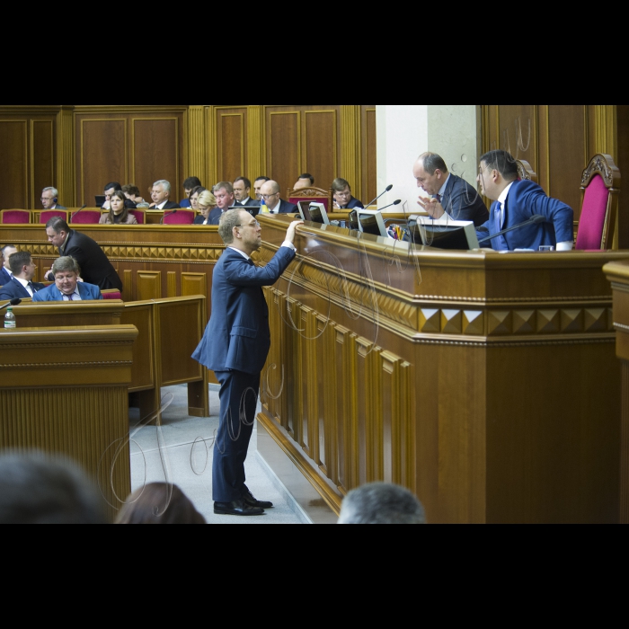 Прем’єр-міністр України Арсеній Яценюк, члени Кабінету міністрів взяли участь у пленарному засіданні Верховної Ради України. Сергій Власенко біля трибуни ВР