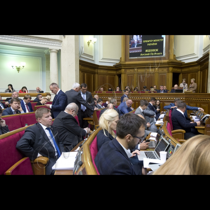 Прем’єр-міністр України Арсеній Яценюк, члени Кабінету міністрів взяли участь у пленарному засіданні Верховної Ради України.