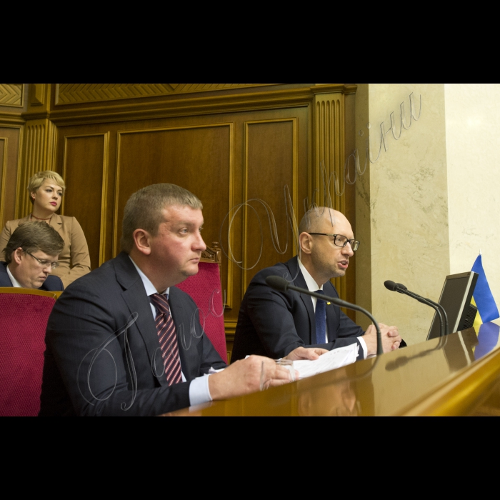 Прем’єр-міністр України Арсеній Яценюк, члени Кабінету міністрів взяли участь у пленарному засіданні Верховної Ради України. Міністр юстиції України Павло Петренко, Прем’єр-міністр України Арсеній Яценюк