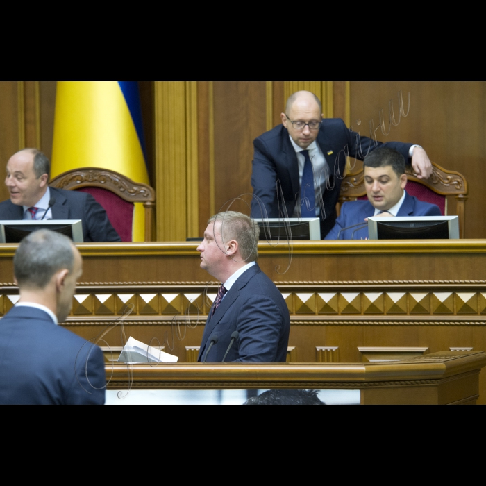 Прем’єр-міністр України Арсеній Яценюк, члени Кабінету міністрів взяли участь у пленарному засіданні Верховної Ради України. Міністр юстиції України Павло Петренко виступає з парламентської трибуни; у президії Прем’єр-міністр України Арсеній Яценюк, Голова Верховної Ради України Володимир Гройсман