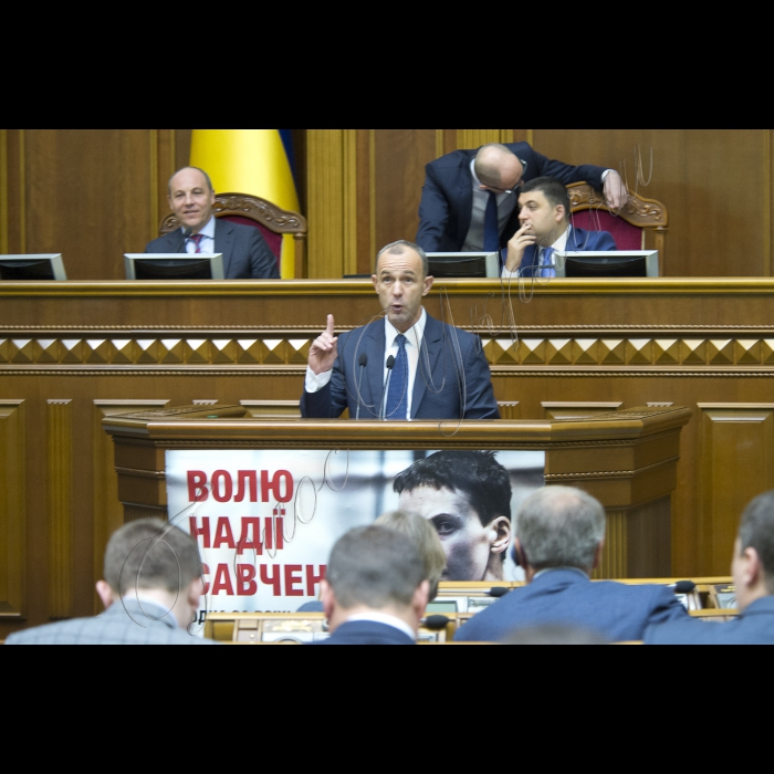 Прем’єр-міністр України Арсеній Яценюк, члени Кабінету міністрів взяли участь у пленарному засіданні Верховної Ради України. Андрій Кожем’якін виступає з парламентської трибуни; у президії Перший заступник Голови ВР України Андрій Парубій, Прем’єр-міністр України Арсеній Яценюк, Голова Верховної Ради України Володимир Гройсман