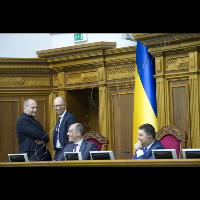Прем’єр-міністр України Арсеній Яценюк, члени Кабінету міністрів взяли участь у пленарному засіданні Верховної Ради України. Борислав Береза, Прем'єр-міністр України Арсеній Яценюк, Перший заступник Голови Верховної Ради України Андрій Парубій, Голова Верховної Ради України Володимир Гройсман