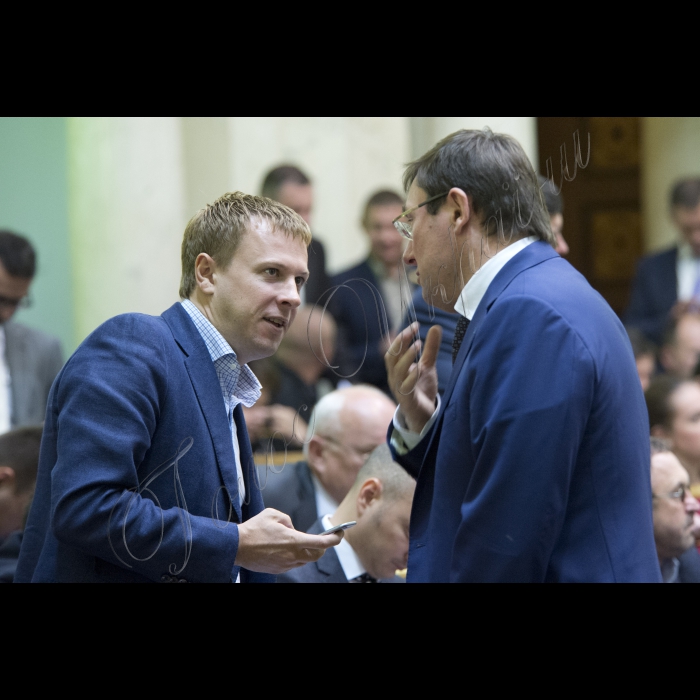 Прем’єр-міністр України Арсеній Яценюк, члени Кабінету міністрів взяли участь у пленарному засіданні Верховної Ради України. Віталій Хомутиннік, Юрій Луценко
