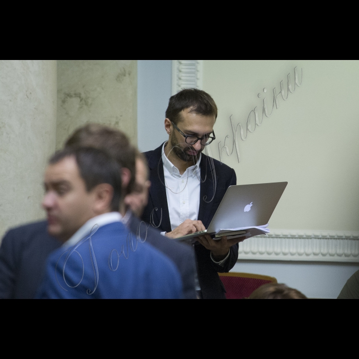 Прем’єр-міністр України Арсеній Яценюк, члени Кабінету міністрів взяли участь у пленарному засіданні Верховної Ради України. Сергій Лещенко