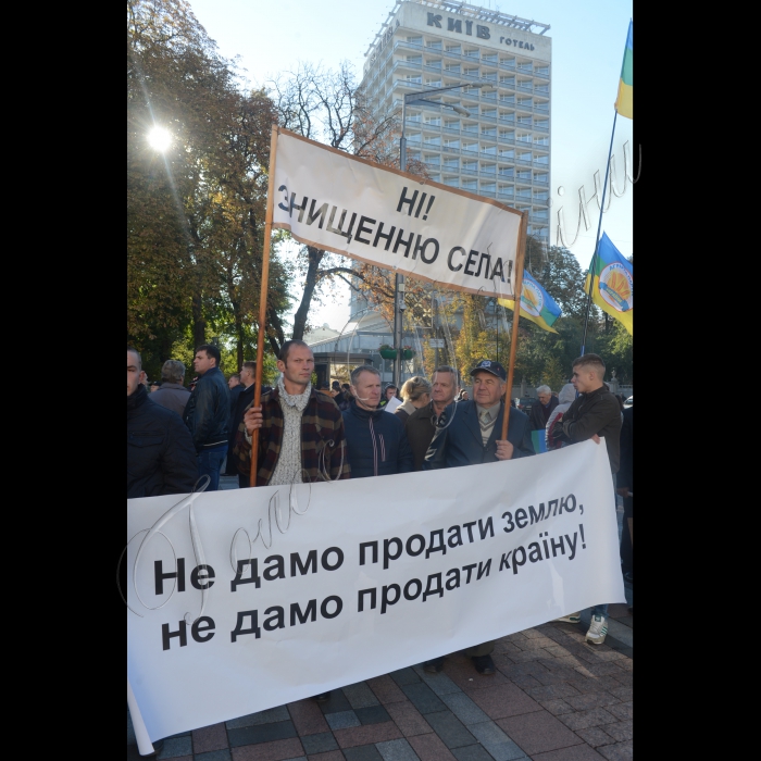 Мітинг під стінами ВР фермерів з різних областей з вимогою накласти мораторій на продаж землі