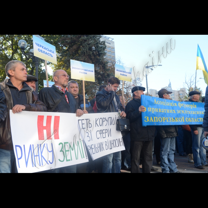 Мітинг під стінами ВР фермерів з різних областей з вимогою накласти мораторій на продаж землі