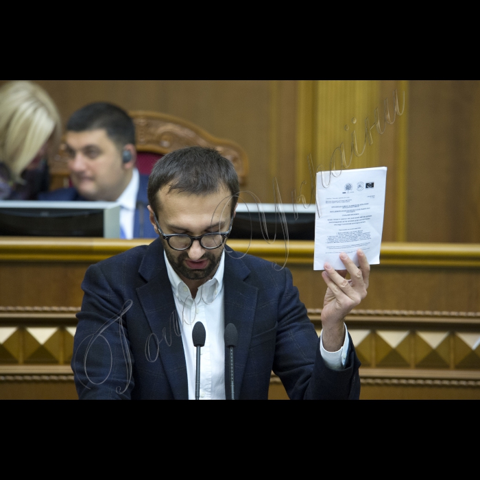 На вечірньому пленарному засіданні Верховної Ради України депутати прийняли 229-ма голосами «Закон про внесення змін до деяких законодавчих актів України щодо запобігання і протидії політичній корупції» (про бюджетне фінансування партій). Автор – Сергій Лещенко