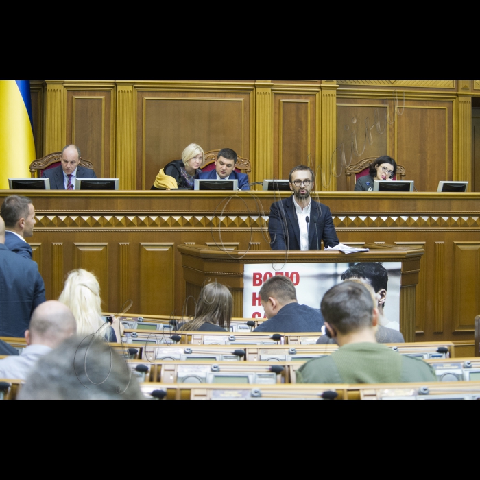На вечірньому пленарному засіданні Верховної Ради України депутати прийняли 229-ма голосами «Закон про внесення змін до деяких законодавчих актів України щодо запобігання і протидії політичній корупції» (про бюджетне фінансування партій). Автор – Сергій Лещенко