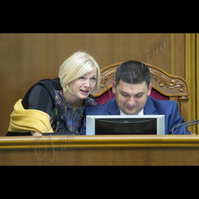 На вечірньому пленарному засіданні Верховної Ради України депутати прийняли 229-ма голосами «Закон про внесення змін до деяких законодавчих актів України щодо запобігання і протидії політичній корупції» (про бюджетне фінансування партій). Автор – Сергій Лещенко