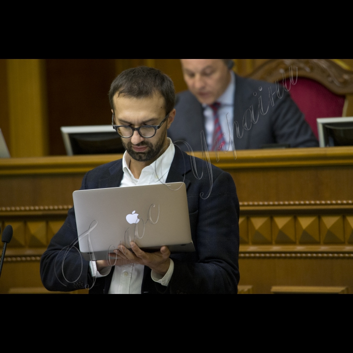 На вечірньому пленарному засіданні Верховної Ради України депутати прийняли 229-ма голосами «Закон про внесення змін до деяких законодавчих актів України щодо запобігання і протидії політичній корупції» (про бюджетне фінансування партій). Автор – Сергій Лещенко
