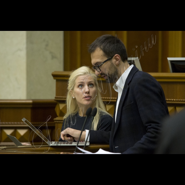 На вечірньому пленарному засіданні Верховної Ради України депутати прийняли 229-ма голосами «Закон про внесення змін до деяких законодавчих актів України щодо запобігання і протидії політичній корупції» (про бюджетне фінансування партій). Автор – Сергій Лещенко
