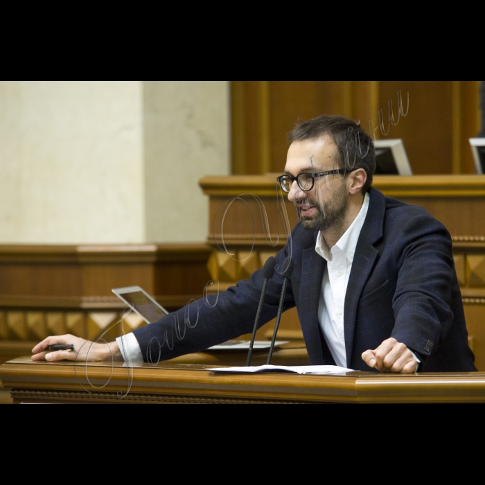 На вечірньому пленарному засіданні Верховної Ради України депутати прийняли 229-ма голосами «Закон про внесення змін до деяких законодавчих актів України щодо запобігання і протидії політичній корупції» (про бюджетне фінансування партій). Автор – Сергій Лещенко
