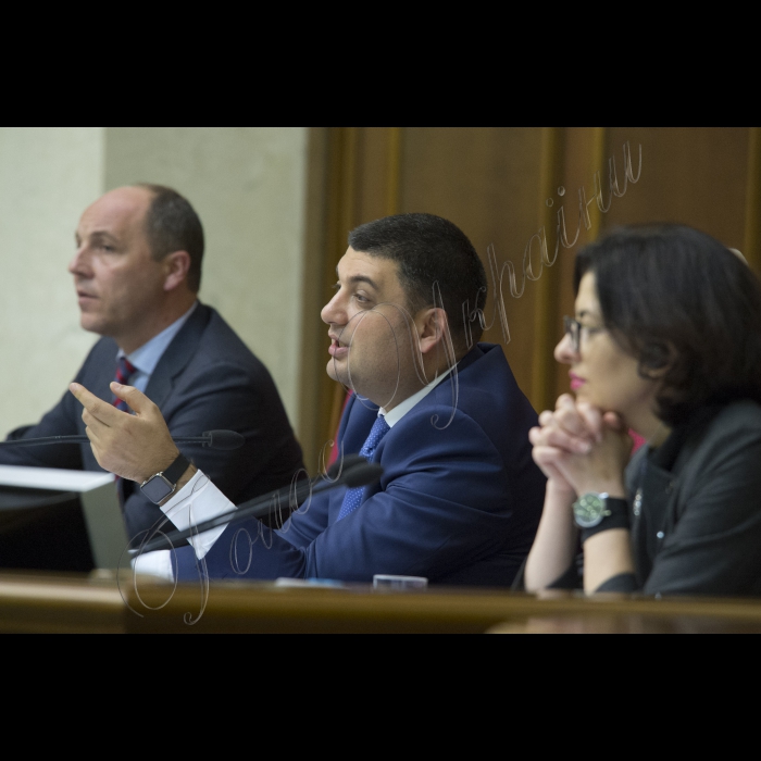 На вечірньому пленарному засіданні Верховної Ради України депутати прийняли 229-ма голосами «Закон про внесення змін до деяких законодавчих актів України щодо запобігання і протидії політичній корупції» (про бюджетне фінансування партій). Автор – Сергій Лещенко