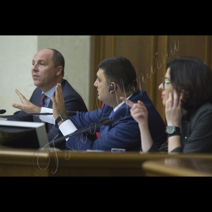 На вечірньому пленарному засіданні Верховної Ради України депутати прийняли 229-ма голосами «Закон про внесення змін до деяких законодавчих актів України щодо запобігання і протидії політичній корупції» (про бюджетне фінансування партій). Автор – Сергій Лещенко