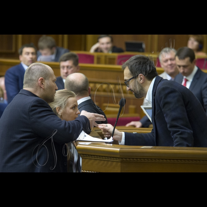 На вечірньому пленарному засіданні Верховної Ради України депутати прийняли 229-ма голосами «Закон про внесення змін до деяких законодавчих актів України щодо запобігання і протидії політичній корупції» (про бюджетне фінансування партій). Автор – Сергій Лещенко