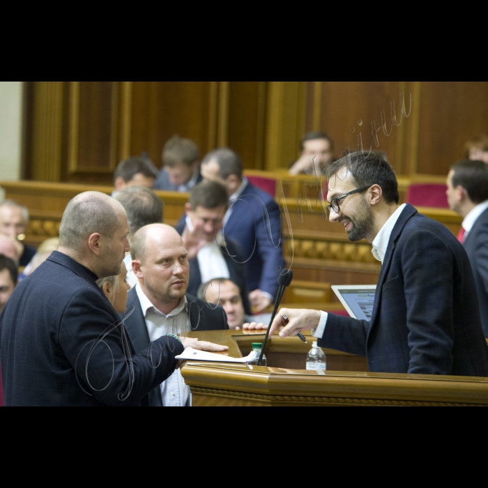 На вечірньому пленарному засіданні Верховної Ради України депутати прийняли 229-ма голосами «Закон про внесення змін до деяких законодавчих актів України щодо запобігання і протидії політичній корупції» (про бюджетне фінансування партій). Автор – Сергій Лещенко