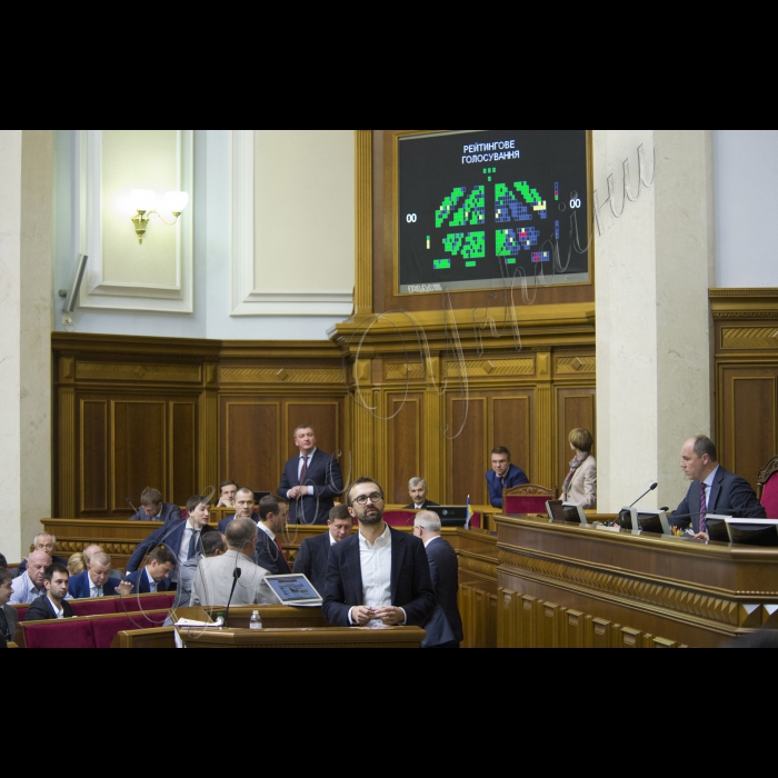 На вечірньому пленарному засіданні Верховної Ради України депутати прийняли 229-ма голосами «Закон про внесення змін до деяких законодавчих актів України щодо запобігання і протидії політичній корупції» (про бюджетне фінансування партій). Автор – Сергій Лещенко
